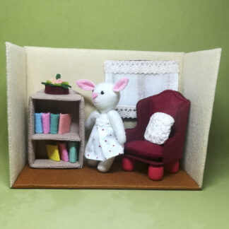 Doris Rabbit en su biblioteca