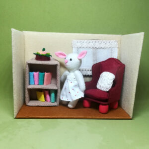 Doris Rabbit en su biblioteca